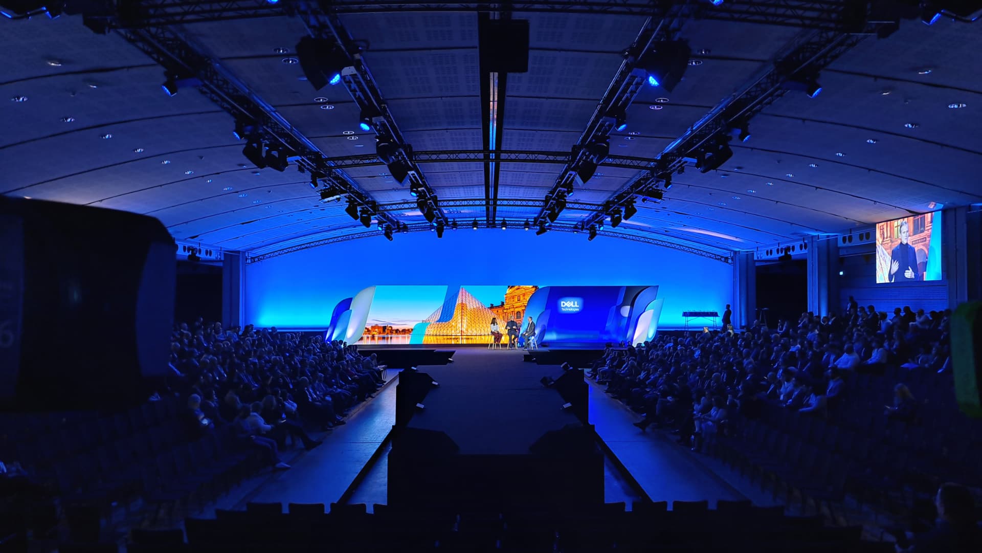 A full auditorium watching the Dell Technologies Forum stage
